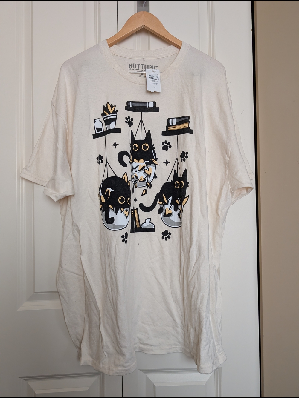 Hot Topic Cream T-Shirt with Black Cat Trio Graphic Tee